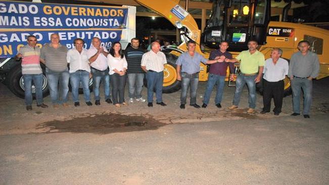 Prefeito Paulinho Mineiro faz entrega de Maquinários aos Munícipes!