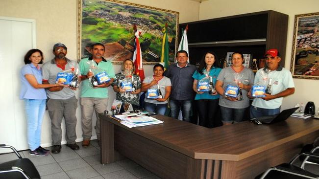 Prefeito Paulinho Mineiro paga 13º Salário e entrega kit de Natal aos servidores.