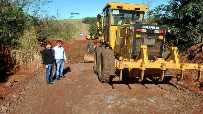 Prefeito e Secretário visita obras nas estradas rurais