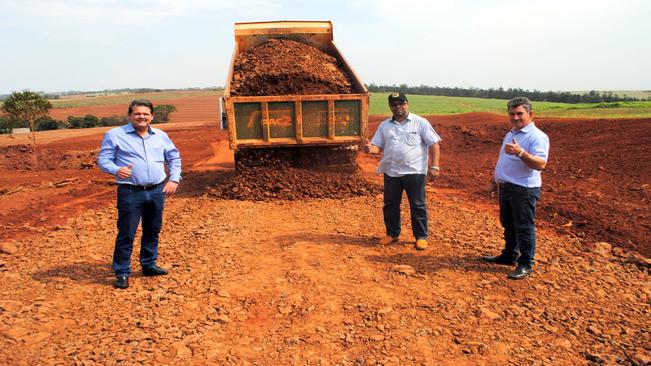 Obras nas estradas rurais continuam sendo realizadas em Indianópolis