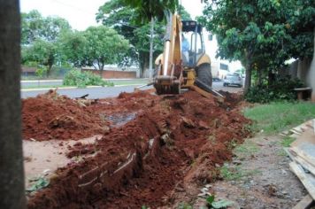 Foto - Prefeito Juliano Trevisan em visita a obra na Av. Tupinambás