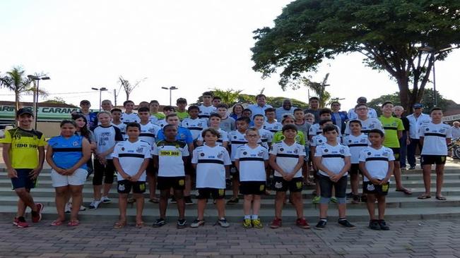 Ex-jogador da seleção brasileira visita Projeto Nave do Santos